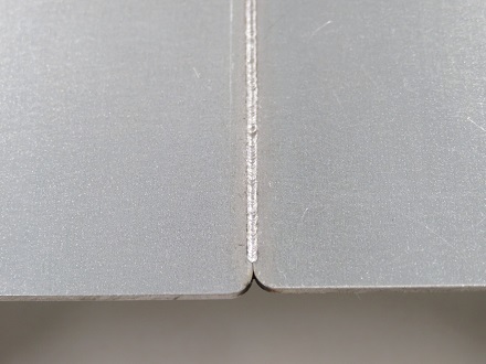 ファイバー溶接によるZAM鋼板溶接ビートの写真